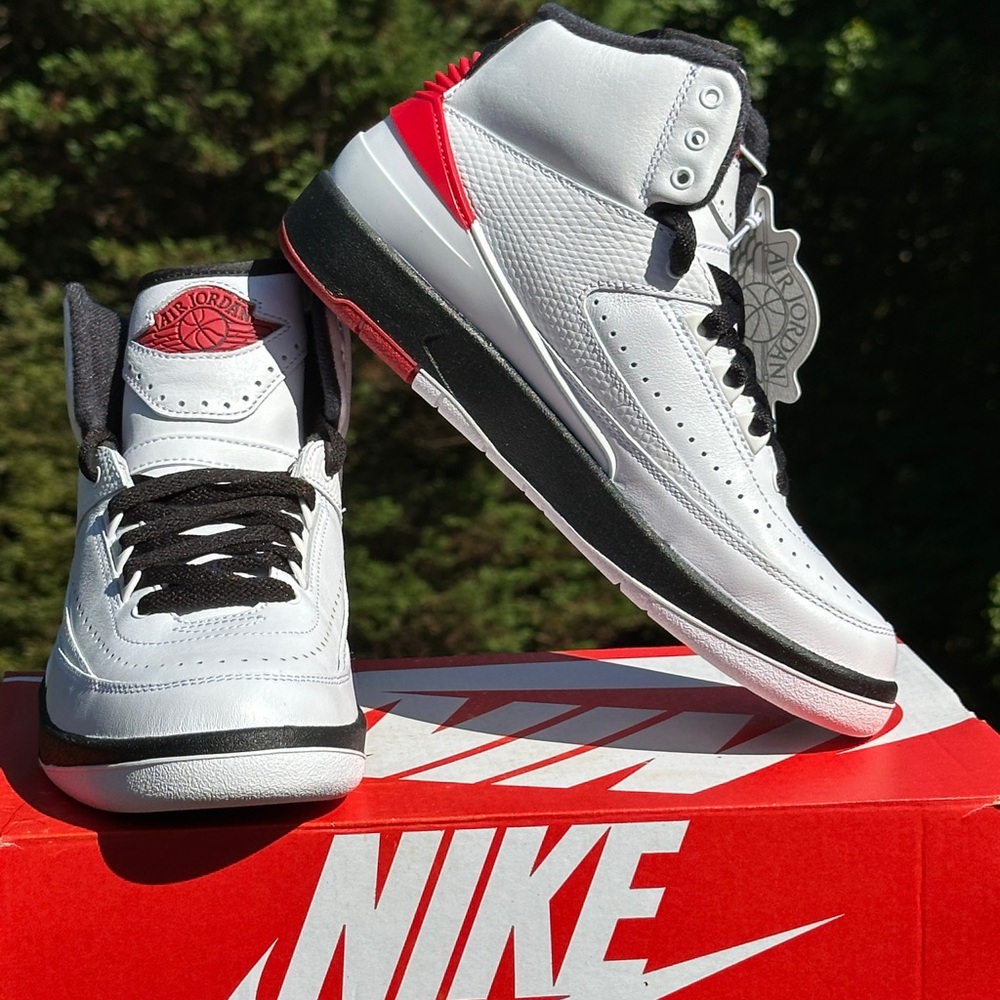 NEW Nike Air Jordan 2 Retro Casual Sneaker - US Womens 7.5 (fits Youth 6Y)